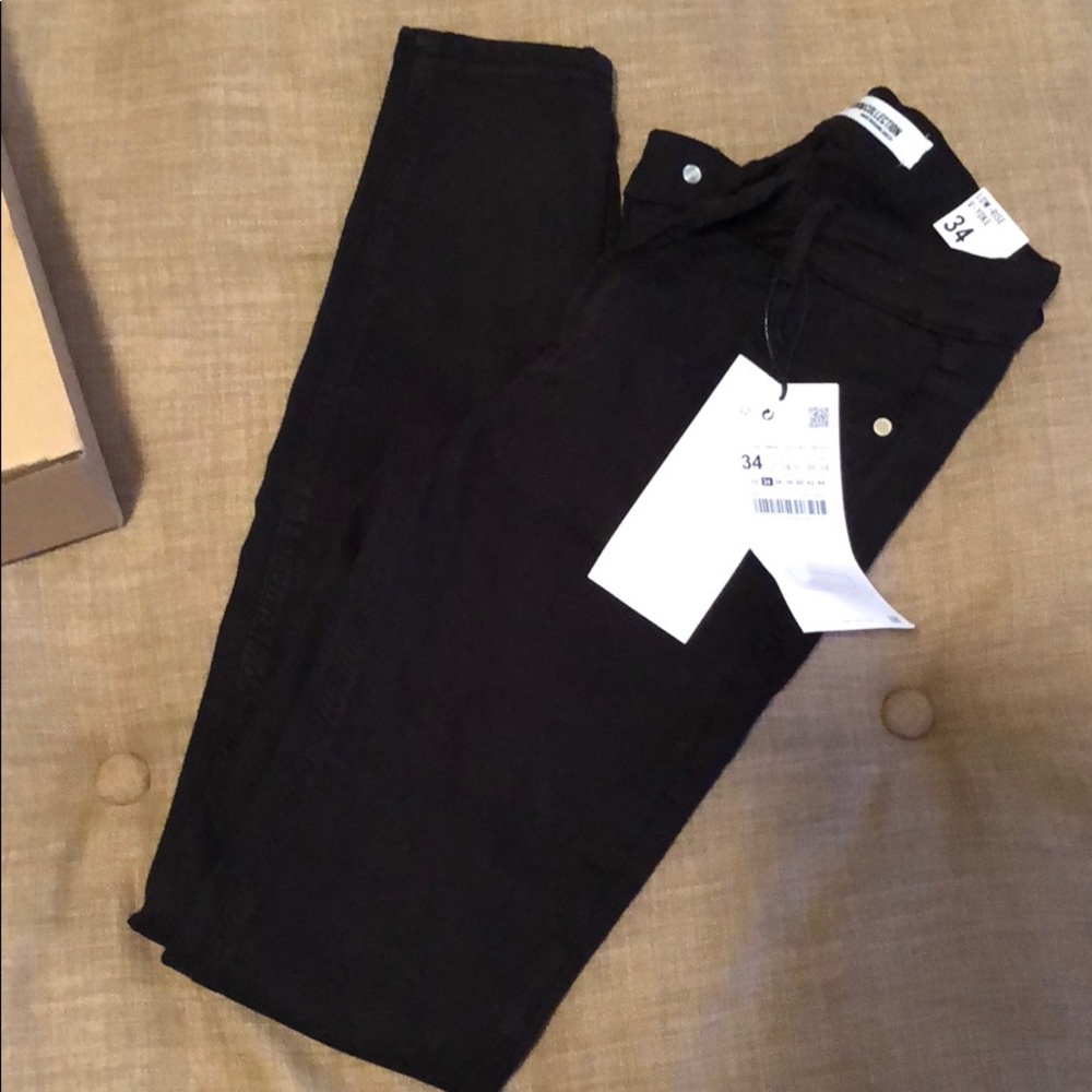 Zara Low-Rise Body Curve Jeggings